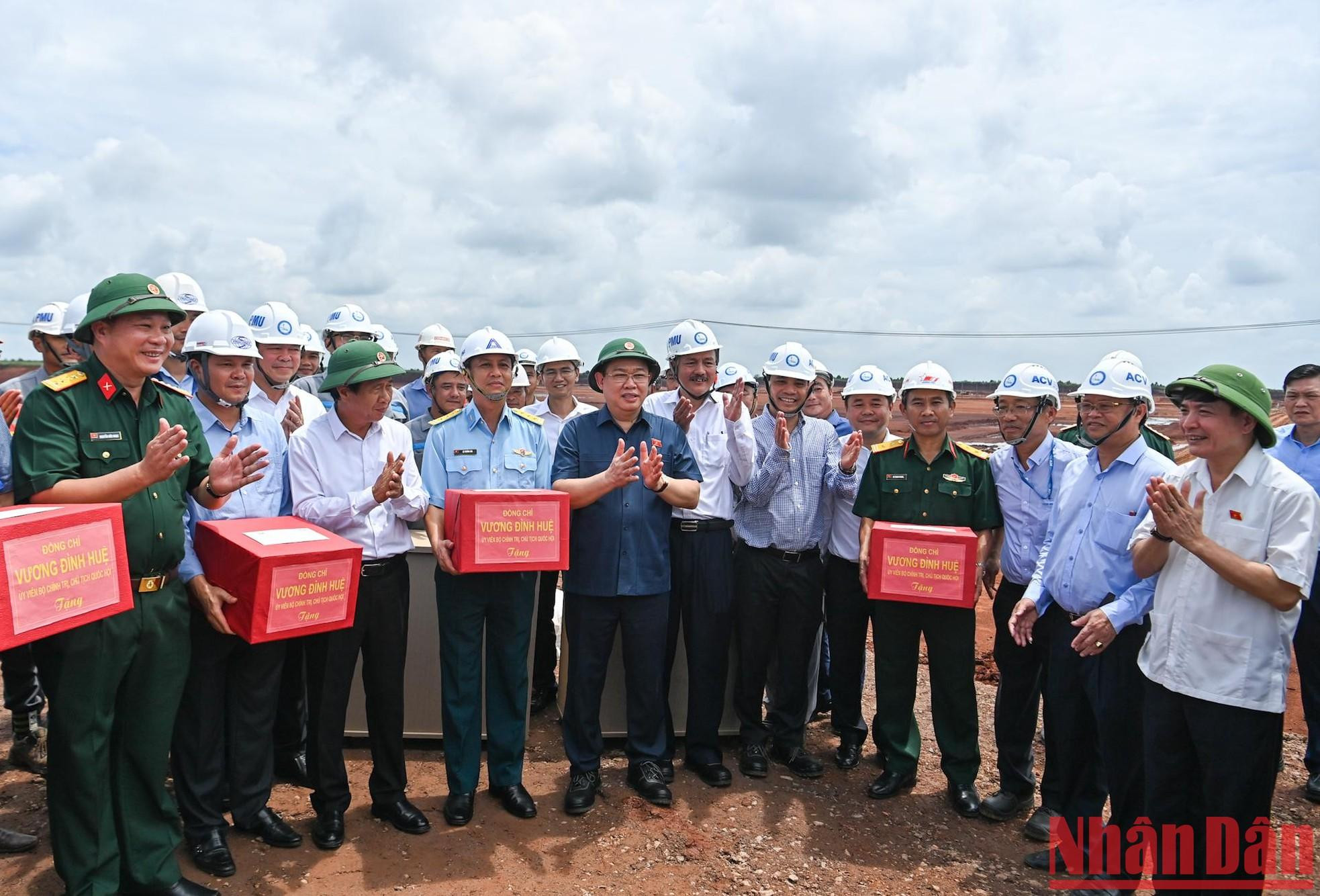 El presidente de la Asamblea Nacional, Vuong Dinh Hue, el viceprimer ministro Le Van Thanh y otros delegados entregaron obsequios a los trabajadores del proyecto del aeropuerto de Long Thanh.