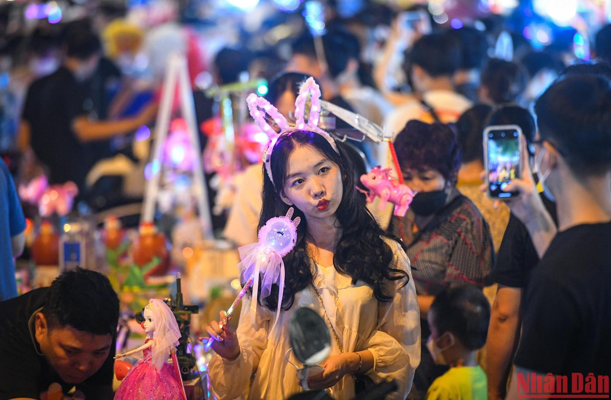 Numerosos jóvenes vienen a Hang Ma solo para tomar fotos y sentir la atmósfera aquí.