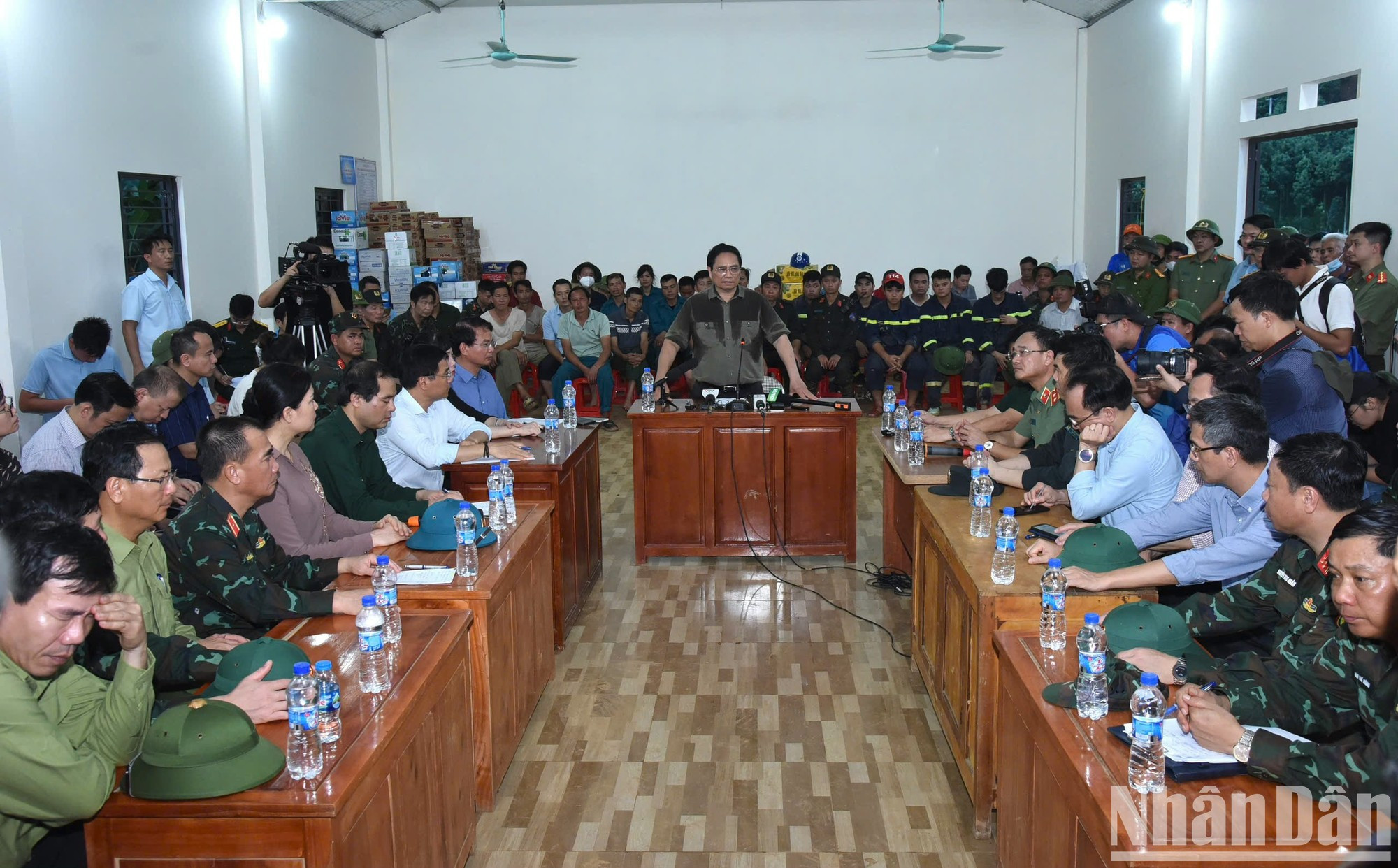 Minh Chinh trabaja con la administración de Lao Cai y las fuerzas de rescate.