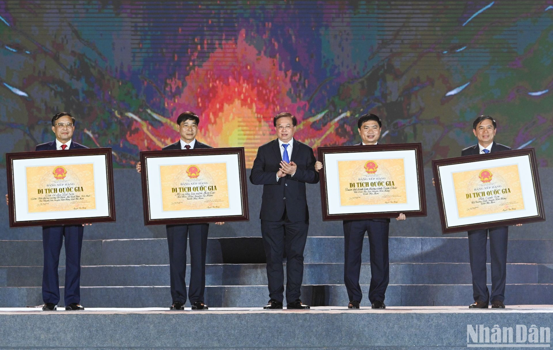 Ta Quang Dong, Viceministro de Cultura, Deporte y Turismo, entrega la Decisión por la que se reconocen cuatro lugares culturales, históricos y paisajísticos de la provincia de Ha Nam como reliquias nacionales. Ta Quang Dong, Viceministro de Cultura, Deporte y Turismo, entrega la Decisión por la que se reconocen cuatro lugares culturales, históricos y paisajísticos de la provincia de Ha Nam como reliquias nacionales.