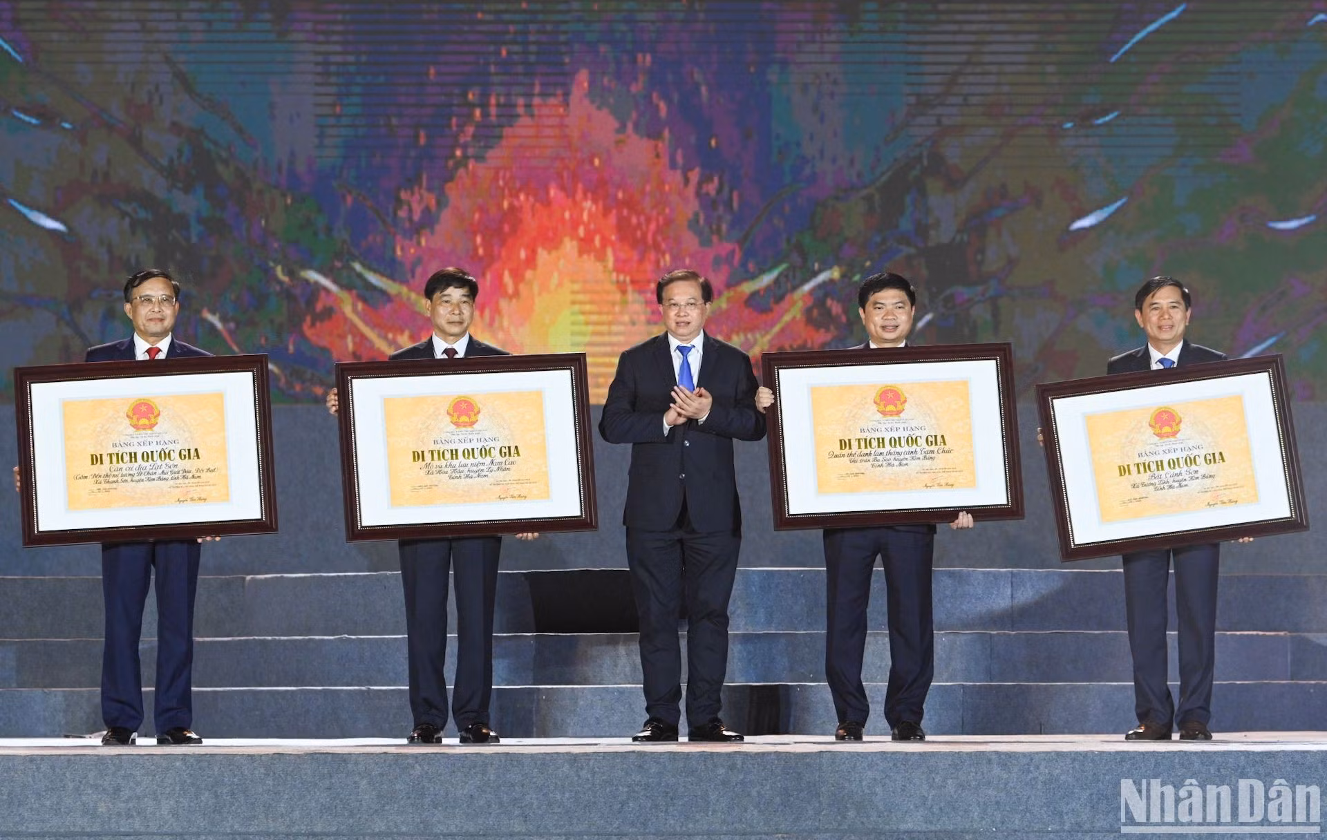 Ta Quang Dong, Viceministro de Cultura, Deporte y Turismo, entrega la Decisión por la que se reconocen cuatro lugares culturales, históricos y paisajísticos de la provincia de Ha Nam como reliquias nacionales.