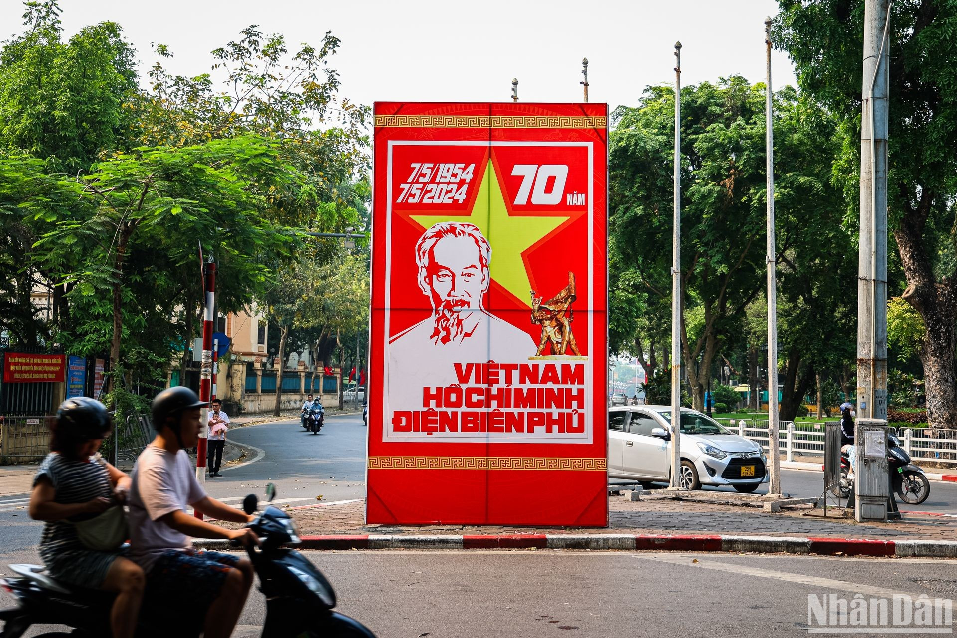 En saludo al 70 aniversario de la victoria de Dien Bien Phu, Hanói intensifica la divulgación del significado, la estatura y el valor histórico de la campaña de Dien Bien Phu. En saludo al 70 aniversario de la victoria de Dien Bien Phu, Hanói intensifica la divulgación del significado, la estatura y el valor histórico de la campaña de Dien Bien Phu.