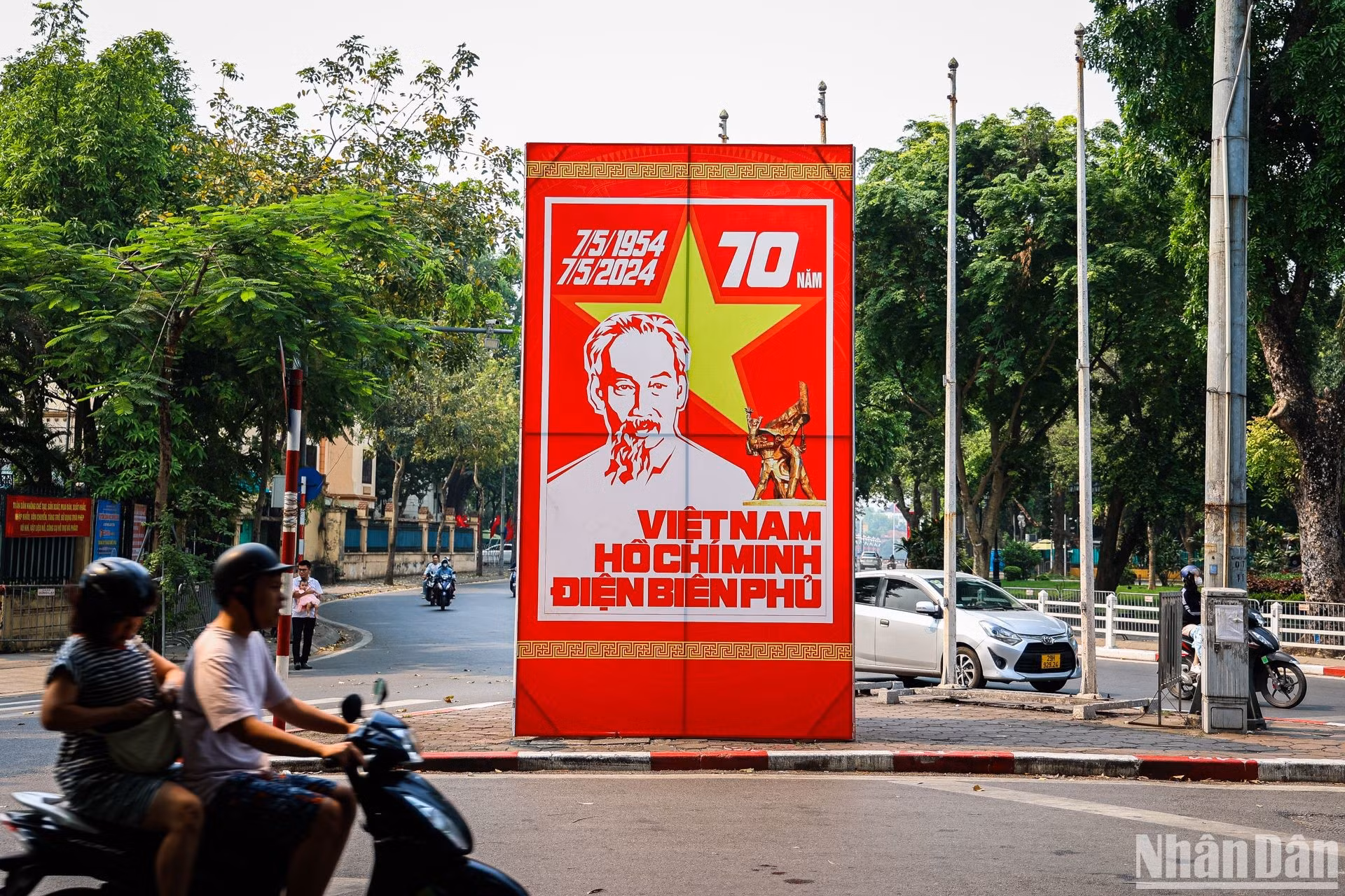 En saludo al 70 aniversario de la victoria de Dien Bien Phu, Hanói intensifica la divulgación del significado, la estatura y el valor histórico de la campaña de Dien Bien Phu. En saludo al 70 aniversario de la victoria de Dien Bien Phu, Hanói intensifica la divulgación del significado, la estatura y el valor histórico de la campaña de Dien Bien Phu.
