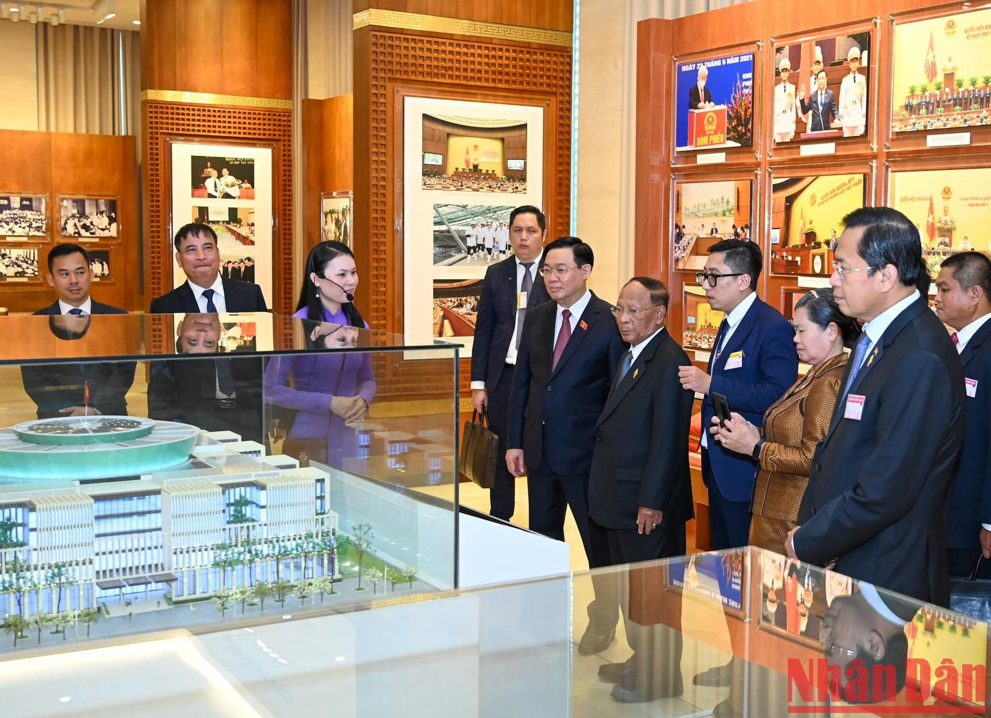 Samdech Heng Samrin visita la Sala de Tradición de la Asamblea Nacional de Vietnam.