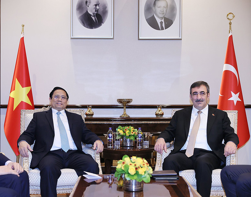 Minh Chinh y Cevdet Yilmaz.