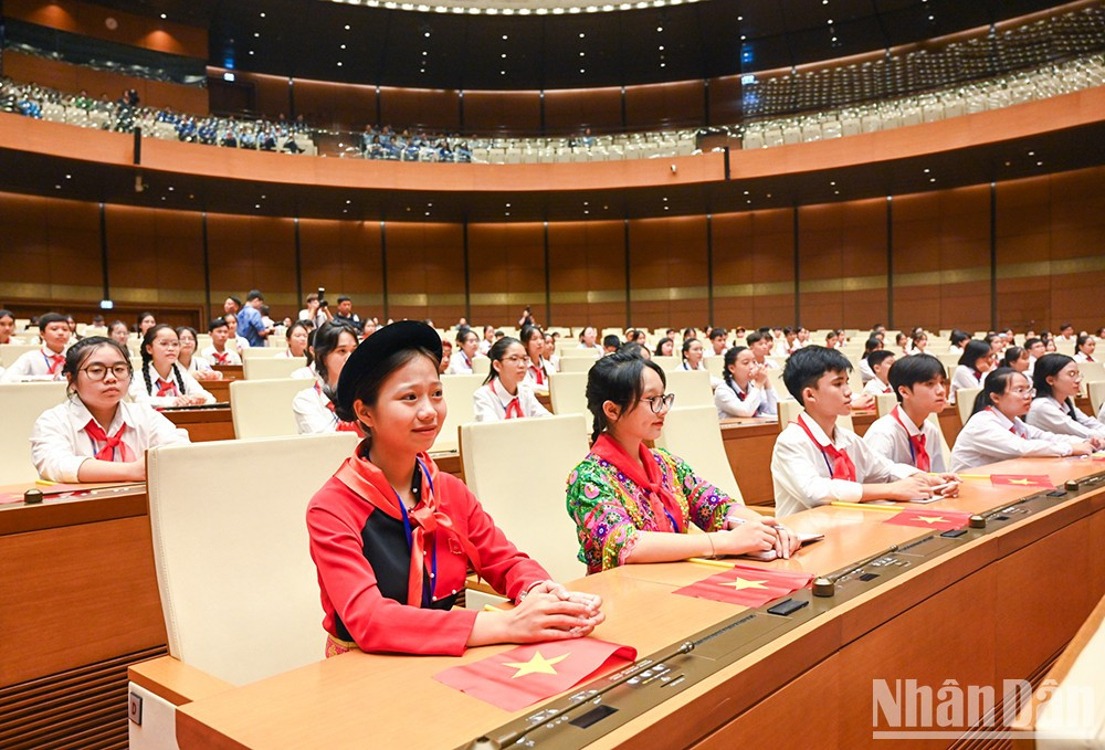 [Foto] Niños vietnamitas participan en simulacro de reunión de la Asamblea Nacional ảnh 5