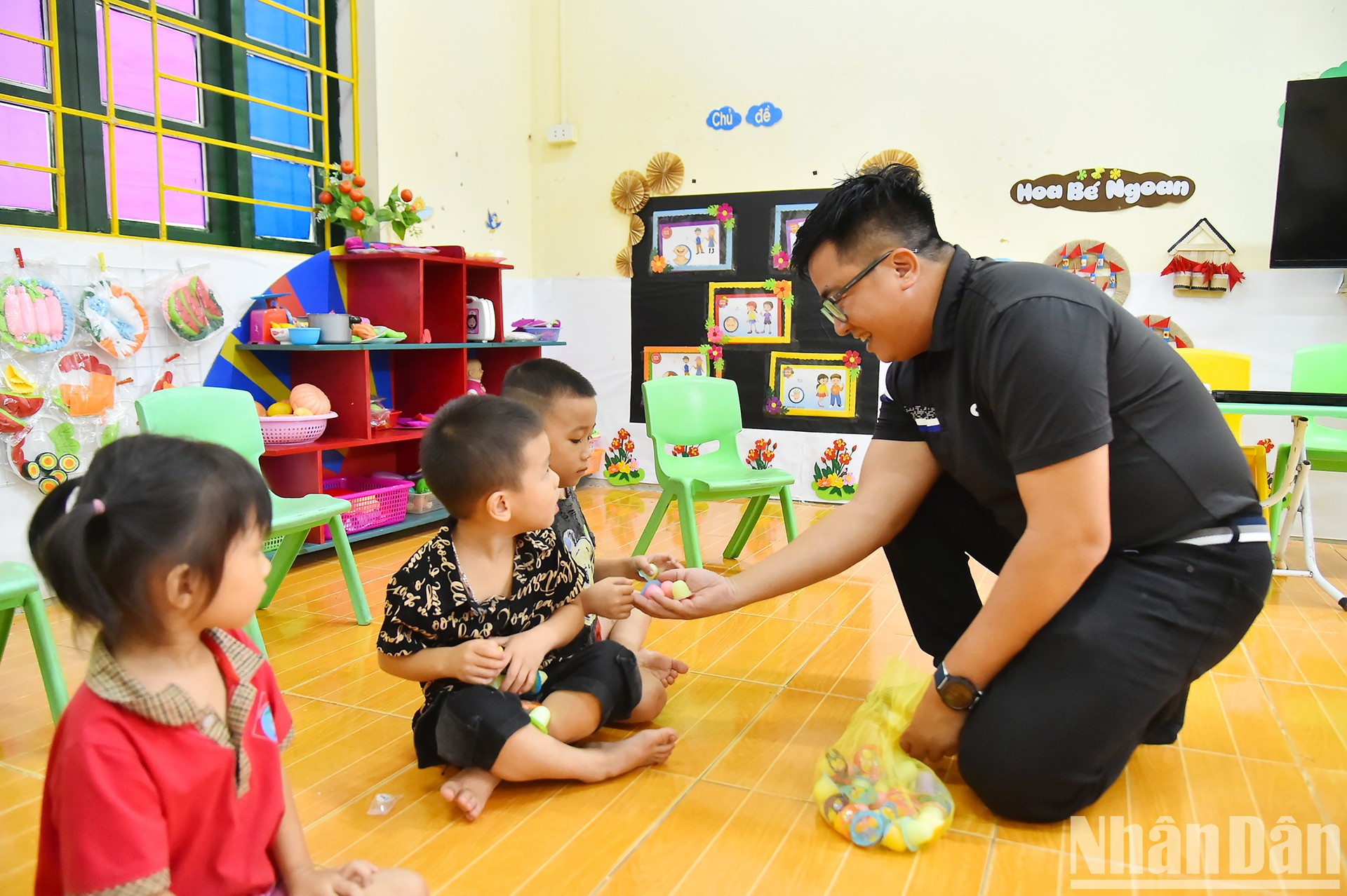 Un representante de empresas y filántropos entrega obsequios a los niños. Un representante de empresas y filántropos entrega obsequios a los niños.