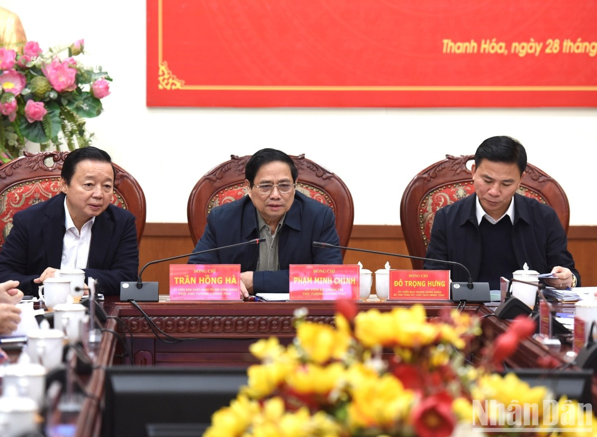 El primer ministro Pham Minh Chinh preside la conferencia.