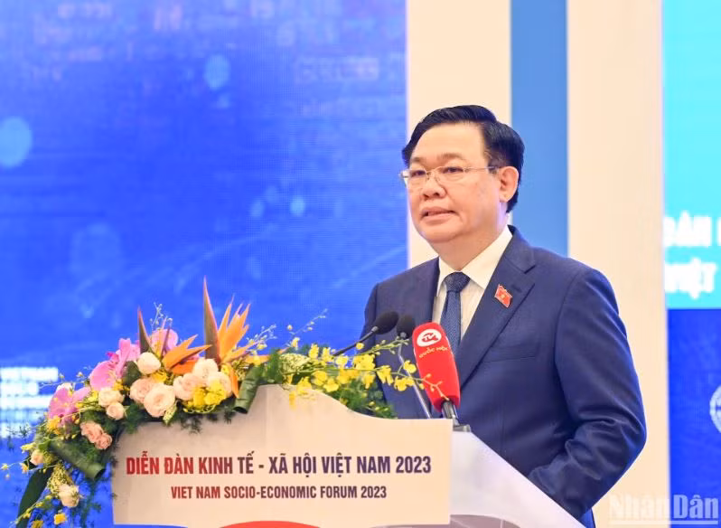 Dinh Hue interviene en el evento. Dinh Hue interviene en el evento.