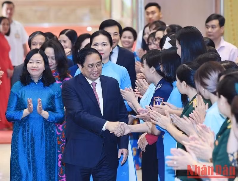 [Foto] Premier vietnamita dialoga con mujeres del país 