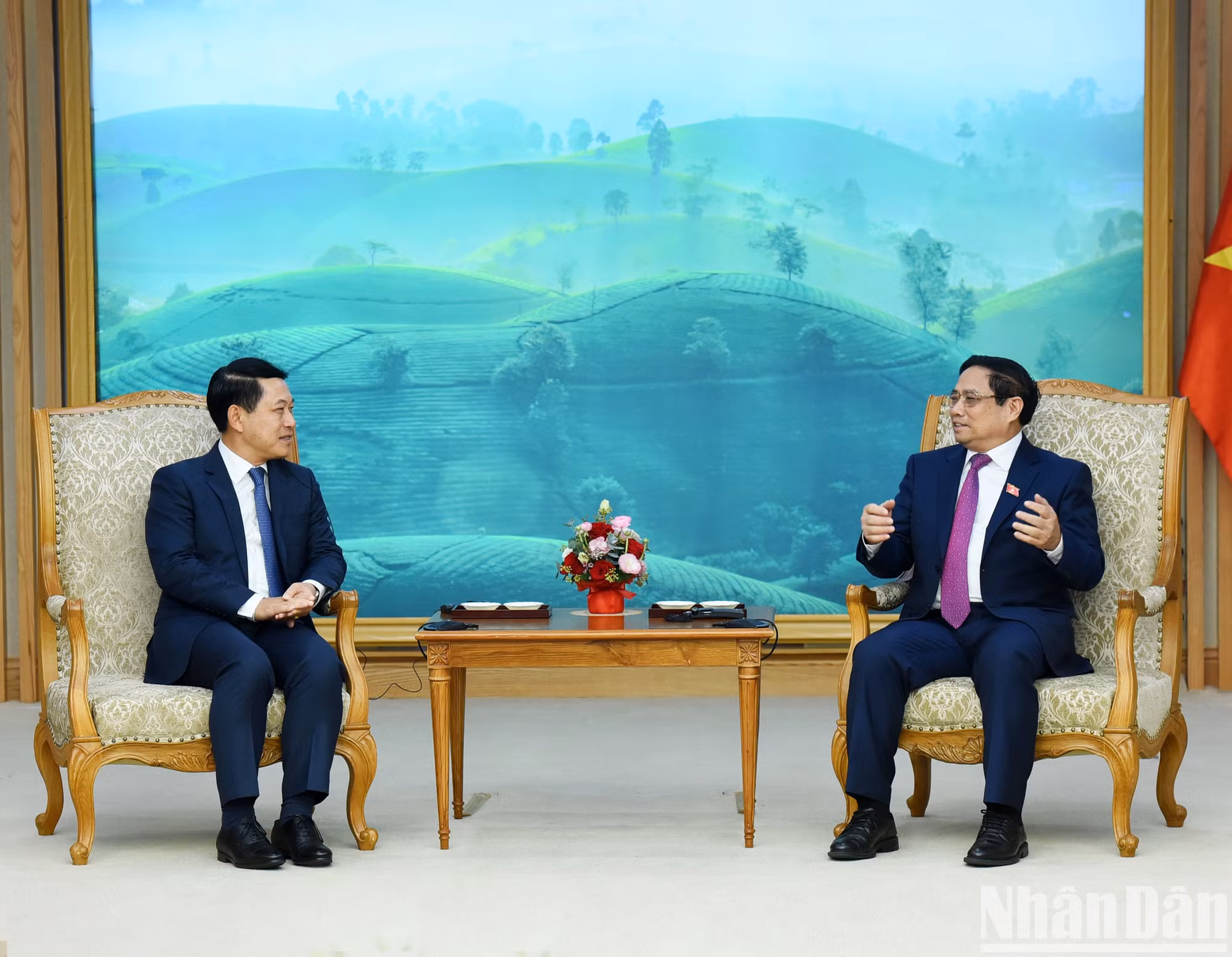 Minh Chinh y el invitado de Laos.