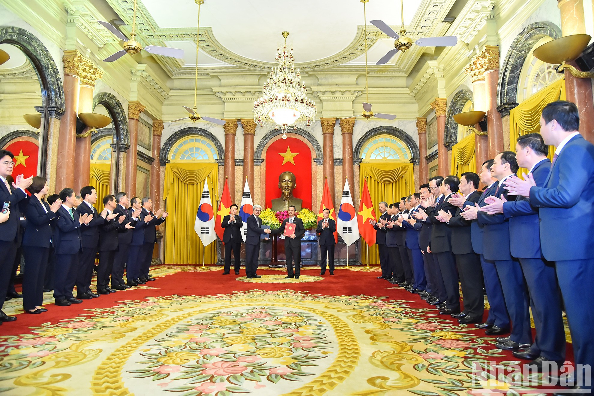 Escena de la ceremonia. Escena de la ceremonia.