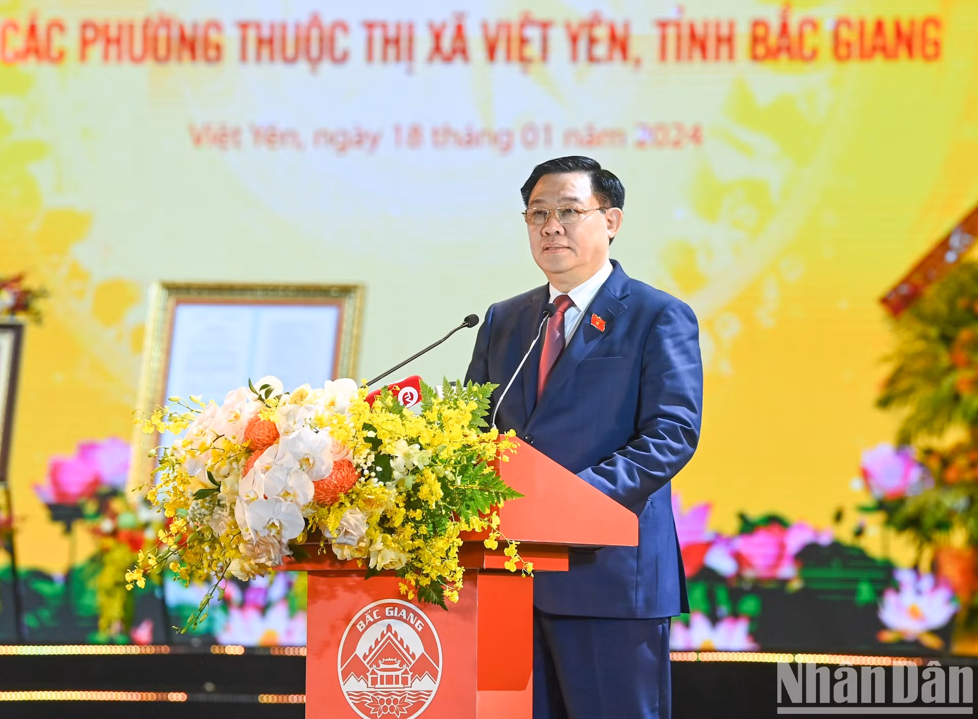 Dinh Hue interviene en el acto.