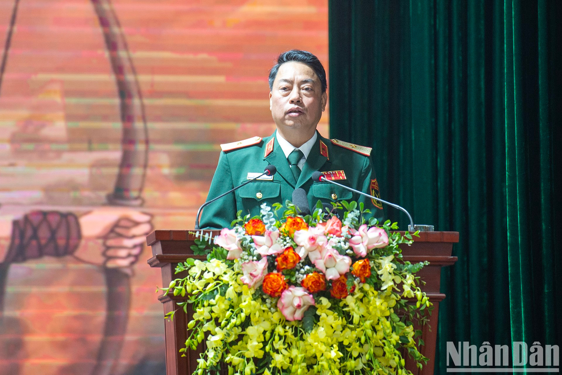 El comandante de las Fuerzas Especiales, Hoang Minh Son, interviene en la reunión. El comandante de las Fuerzas Especiales, Hoang Minh Son, interviene en la reunión.