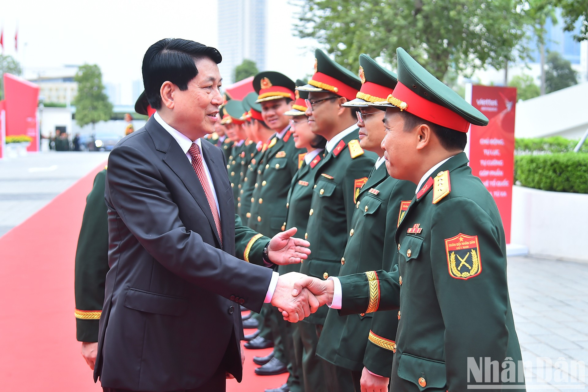 Luong Cuong con los delegados. Luong Cuong con los delegados.