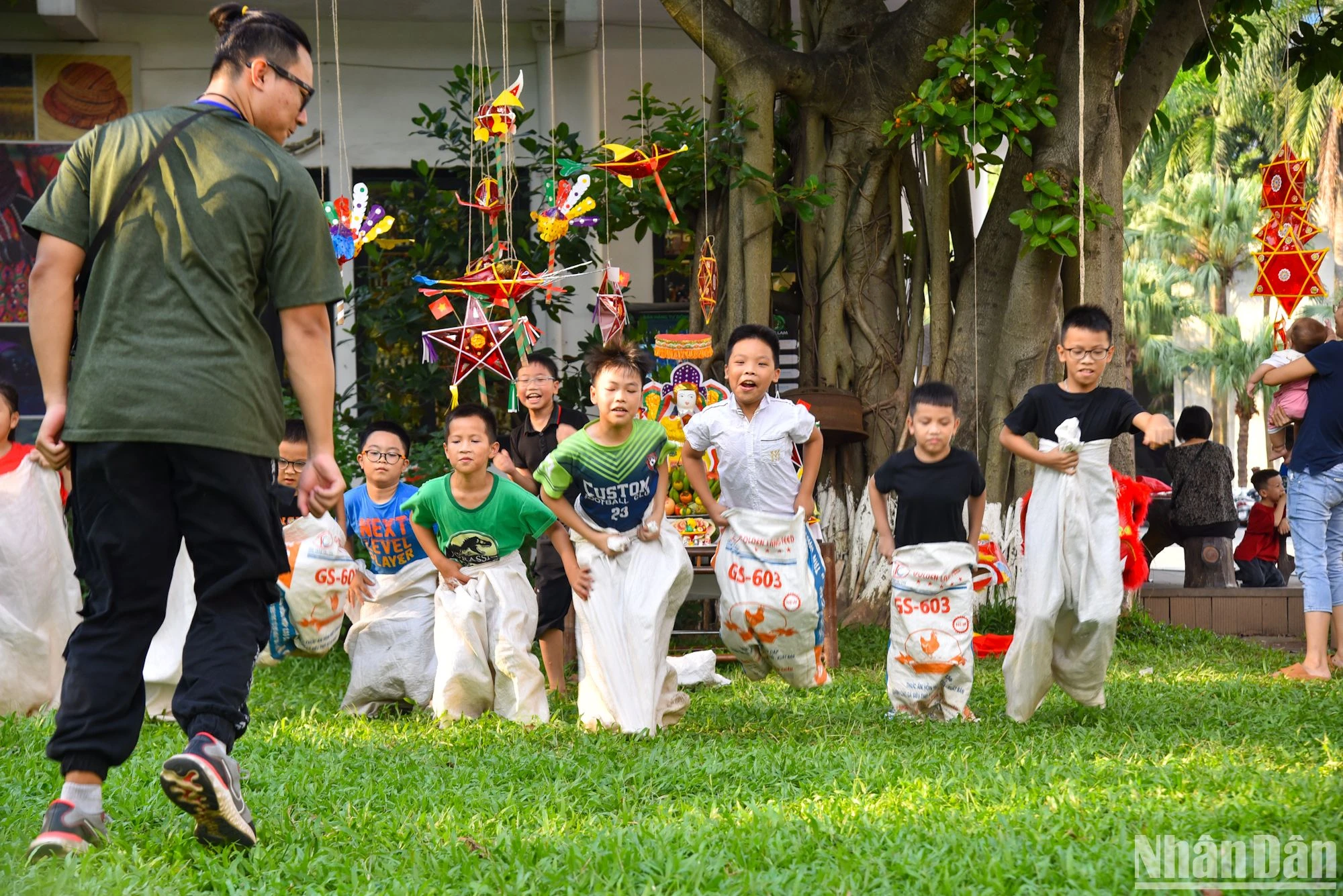 La carrera de sacos ayuda a los niños a liberar energías después de una semana de afanes escolares. La carrera de sacos ayuda a los niños a liberar energías después de una semana de afanes escolares.