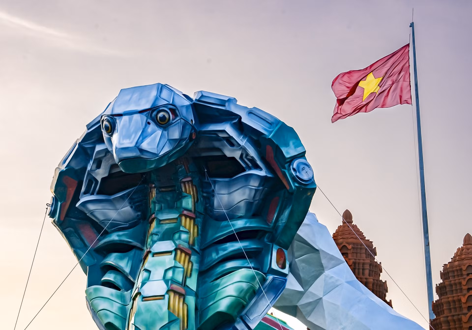 Lo más destacado es el modelo de una cobra de cinco metros de altura.