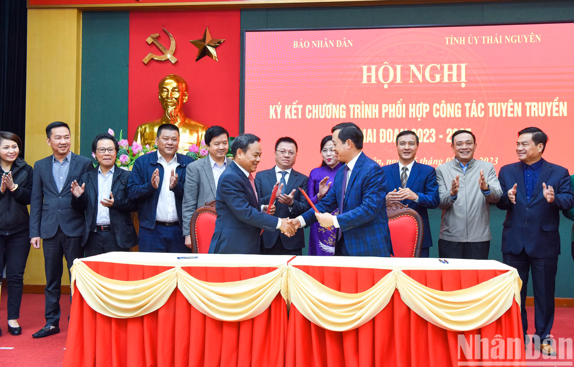 Diario Nhan Dan y provincia de Thai Nguyen firman programa de cooperación mediática