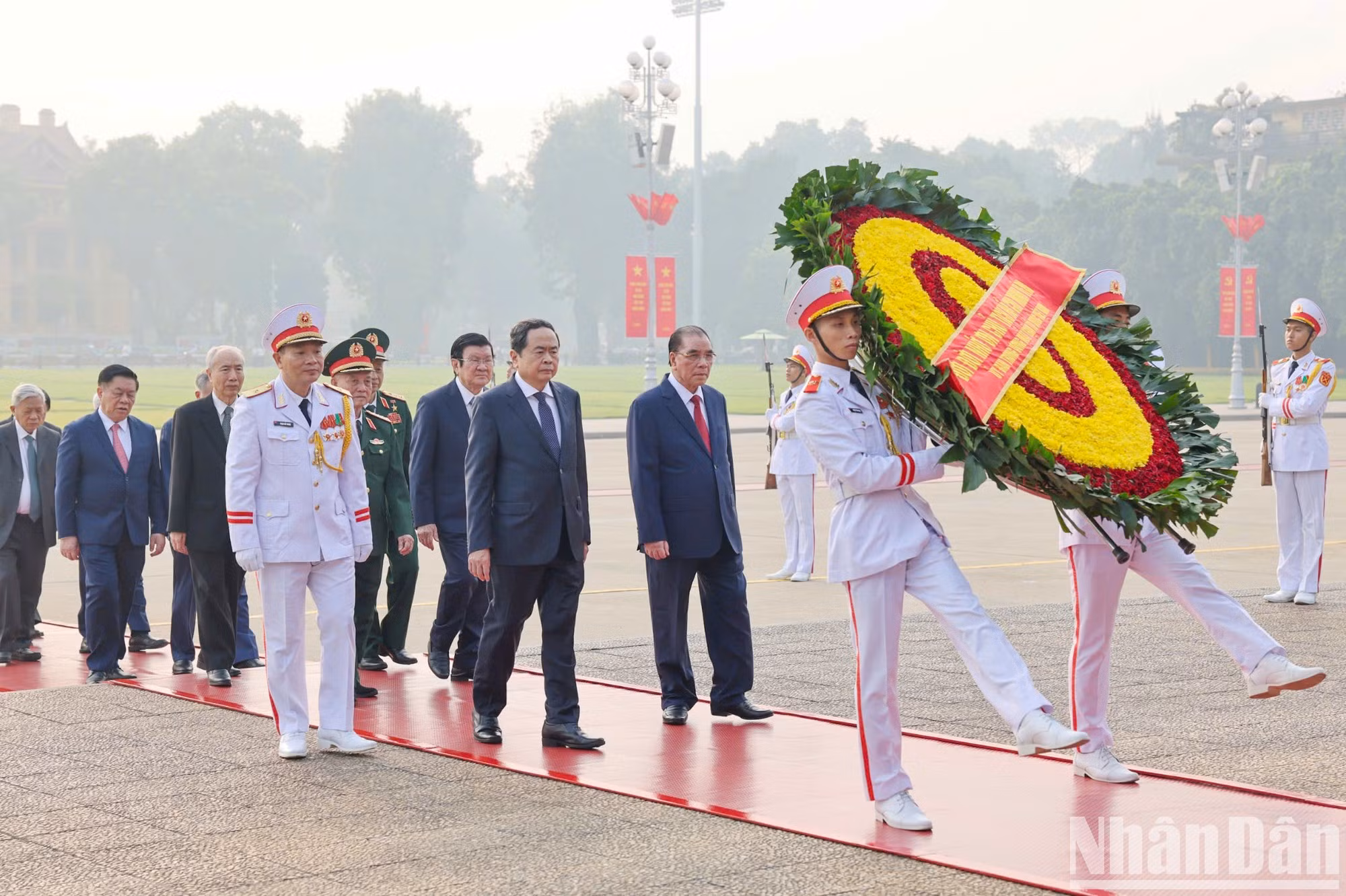 Los anteriores y actuales dirigentes rinden tributo al Presidente Ho Chi Minh