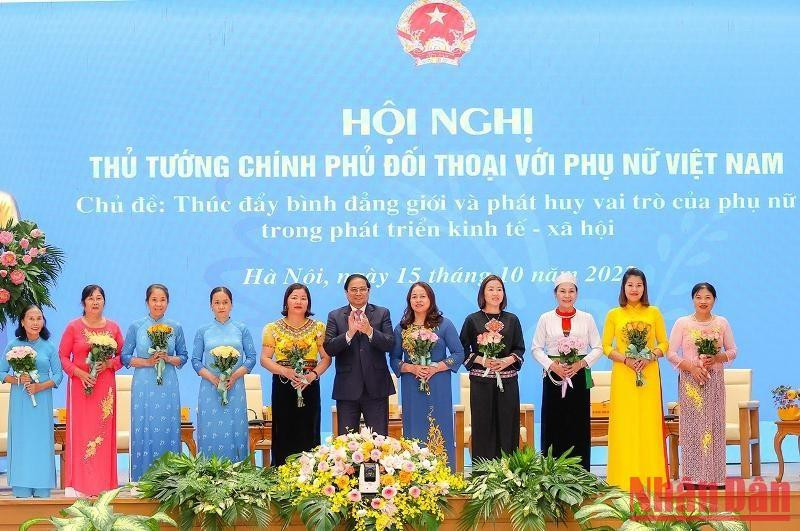 Minh Chinh entrega flores a las destacadas mujeres. Minh Chinh entrega flores a las destacadas mujeres.