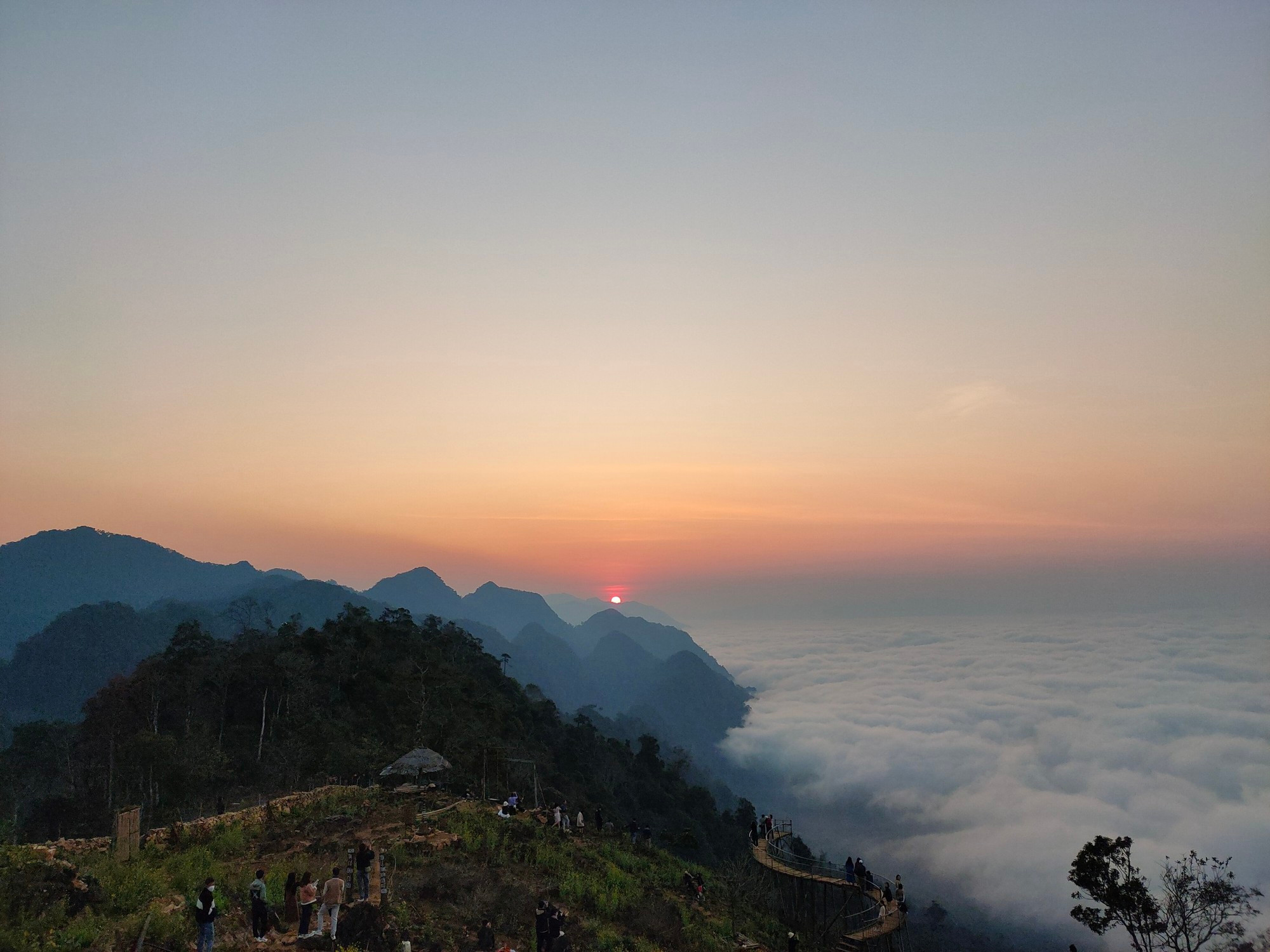 El momento idóneo para esa actividad es el amanecer, pero solo dura unos 15 minutos, de modo que los visitantes deben planear con precisión su expedición para no perder la oportunidad de admirar esa escena espectacular.