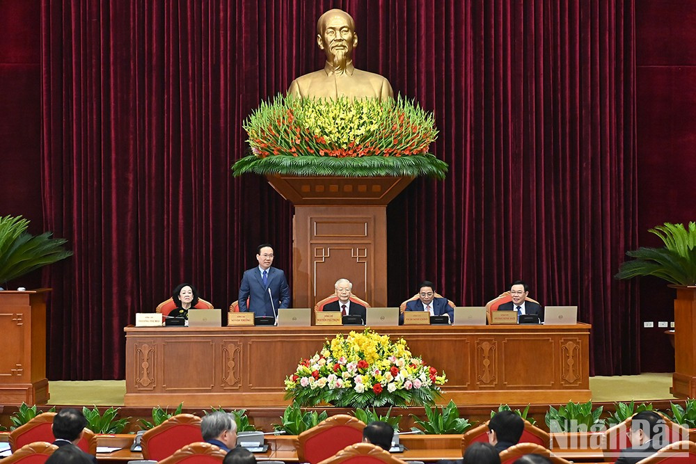 Vo Van Thuong, presidente del país, conduce la reunión. Vo Van Thuong, presidente del país, conduce la reunión.