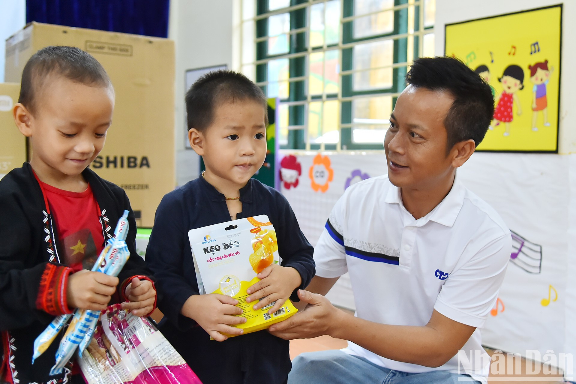 El representante de la Compañía de Inversión y Construcción CTA Vietnam entrega obsequios a los niños. El representante de la Compañía de Inversión y Construcción CTA Vietnam entrega obsequios a los niños.