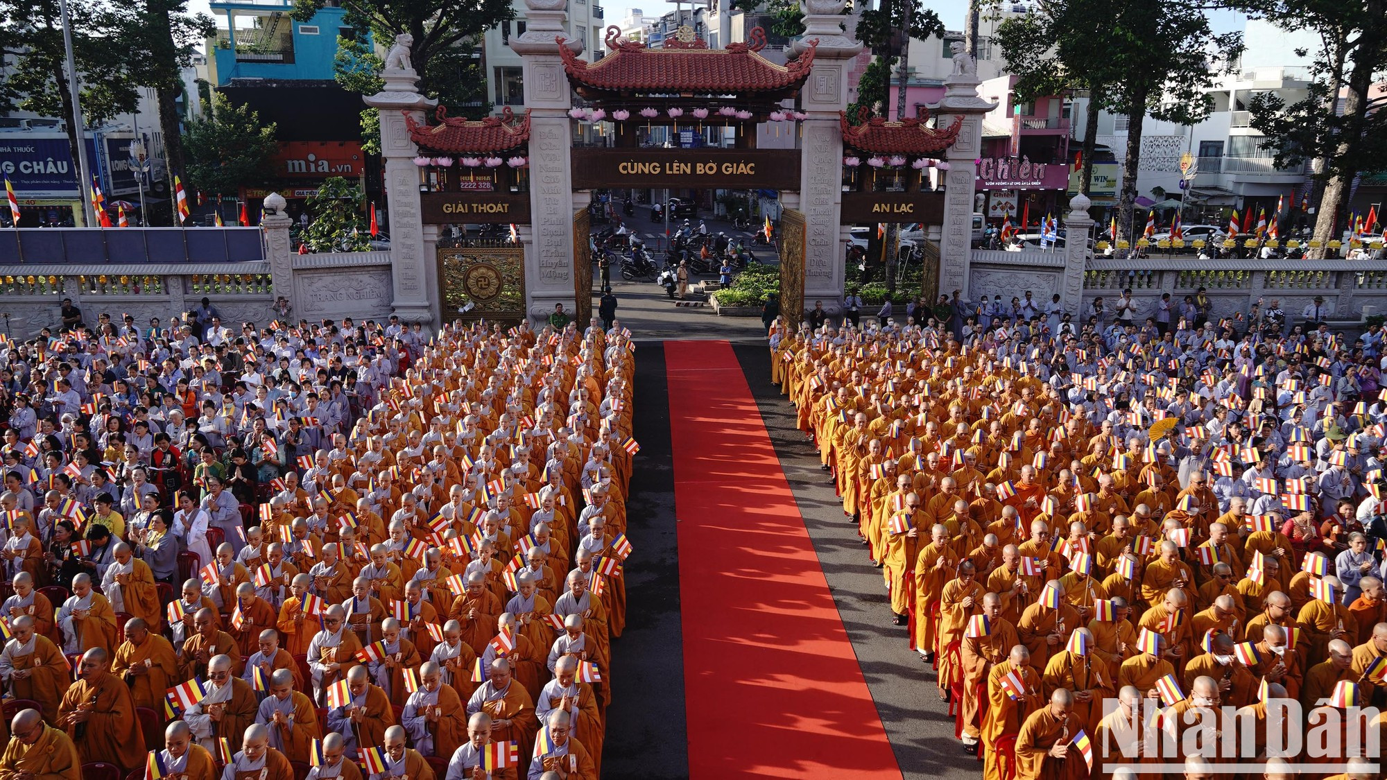 Desde primera hora de la mañana, miles de monjes, monjas y fieles budistas se congregaron para expresar su respeto a Buda.