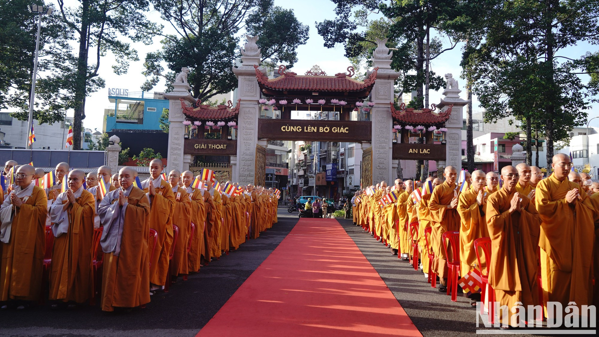 La ceremonia principal comenzó a las 6 en punto de la mañana en un ambiente solemne y de reverencia.