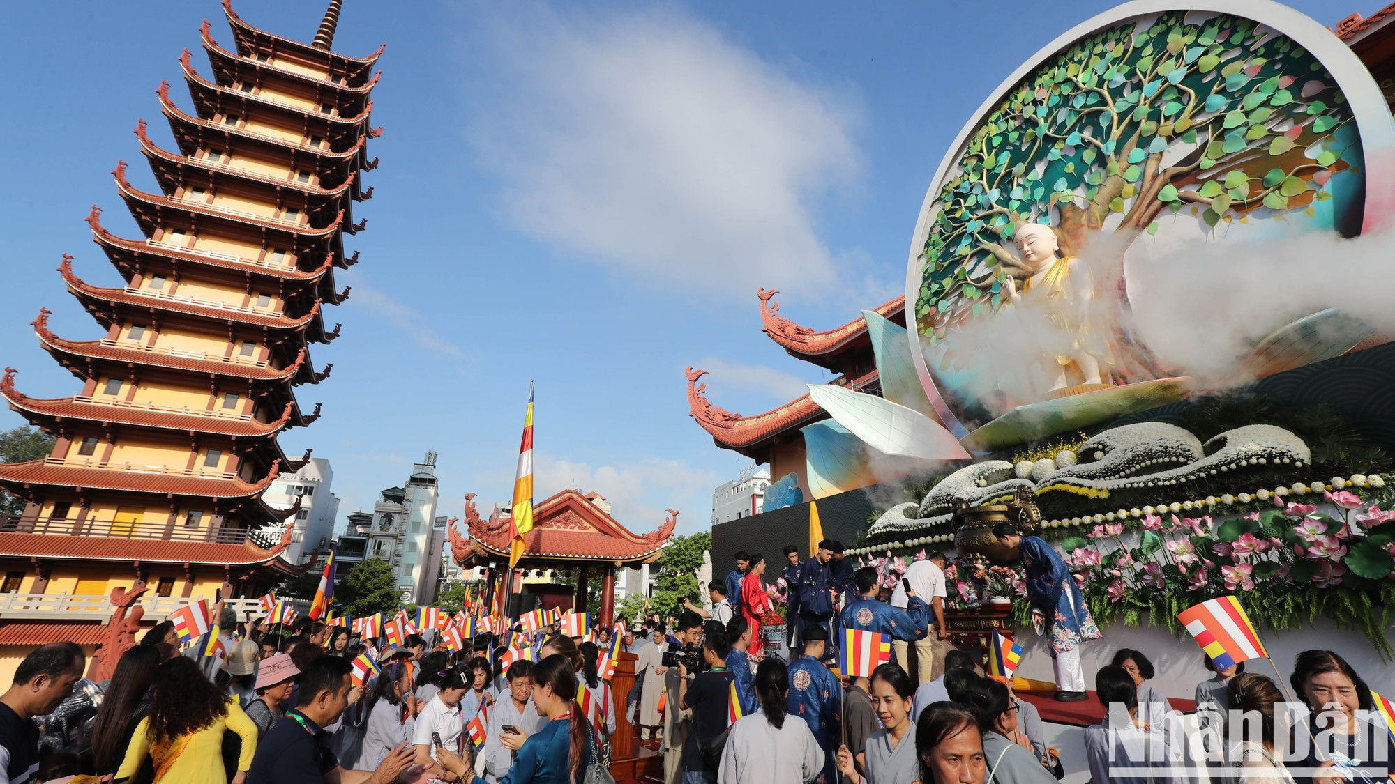La ceremonia principal, que se celebra por la mañana del día 15 del cuarto mes lunar, es la más importante de la semana de celebración de Vesak, que se extiende del día 8 al 15.