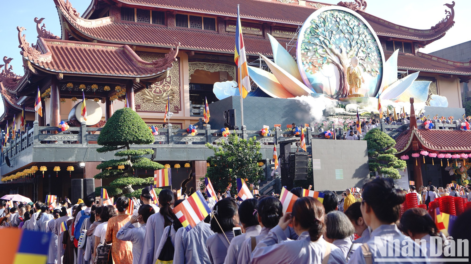 Finalizada la ceremonia principal, cientos de budistas forman fila para rendir homenaje al Buda en el altar.