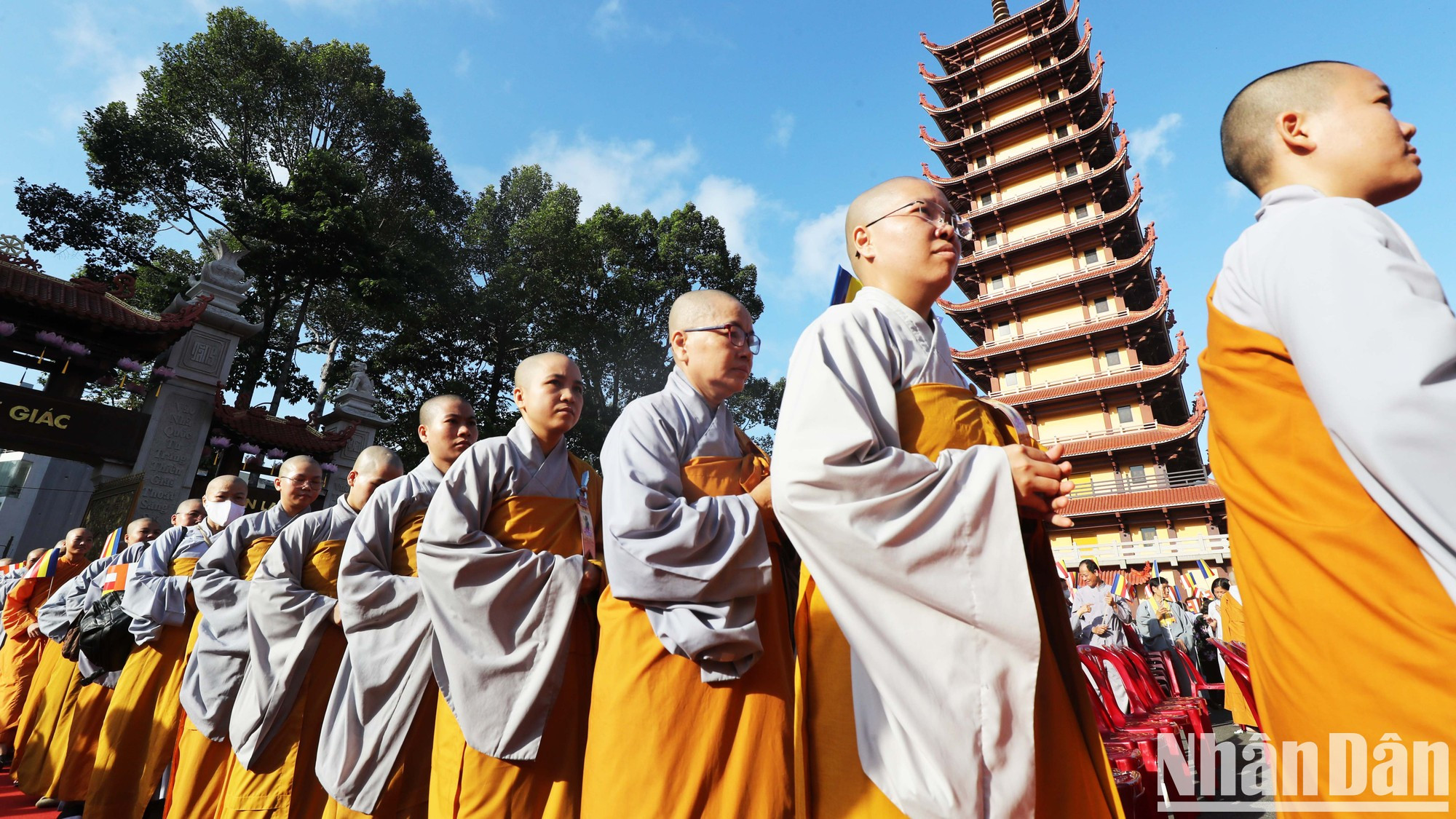 La celebración del Día de Vesak en la pagoda Vietnam Quoc Tu congrega a monjes y fieles budistas que representan a la comunidad budista en Ciudad Ho Chi Minh.