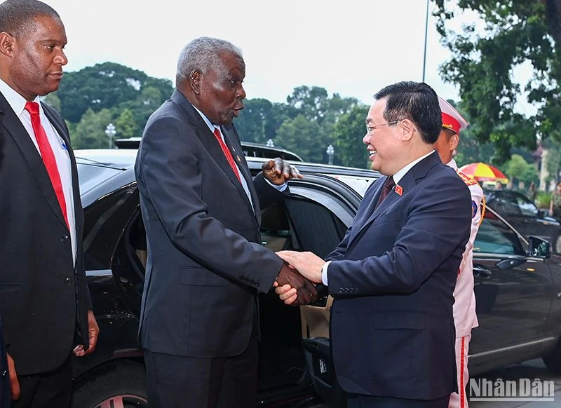 El presidente del Parlamento vietnamita, Vuong Dinh Hue, da la bienvenida a su similar cubano, Esteban Lazo Hernández. El presidente del Parlamento vietnamita, Vuong Dinh Hue, da la bienvenida a su similar cubano, Esteban Lazo Hernández.