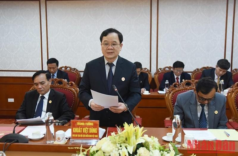 El teniente general Khuat Viet Dung, vicepresidente de la AVV interviene en el encuentro.