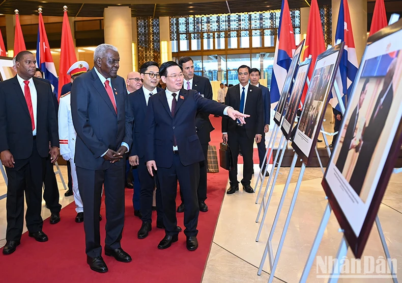 Ambos dirigentes legislativos visitan una exposición fotográfica sobre las relaciones Vietnam-Cuba Ambos dirigentes legislativos visitan una exposición fotográfica sobre las relaciones Vietnam-Cuba