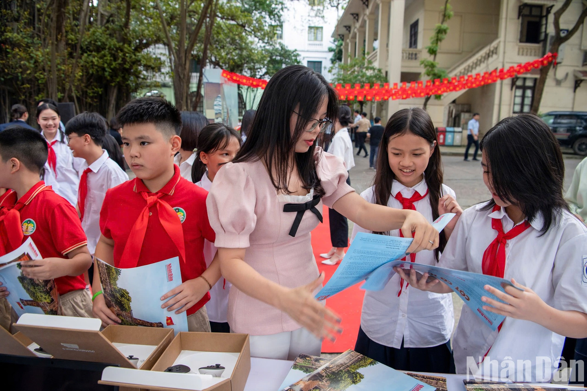 El comité organizador entrega a cada estudiante un suplemento especial del periódico Nhan Dan para que pudieran cortar y montar maqueta de la Torre de la Bandera de Hanói. El comité organizador entrega a cada estudiante un suplemento especial del periódico Nhan Dan para que pudieran cortar y montar maqueta de la Torre de la Bandera de Hanói.