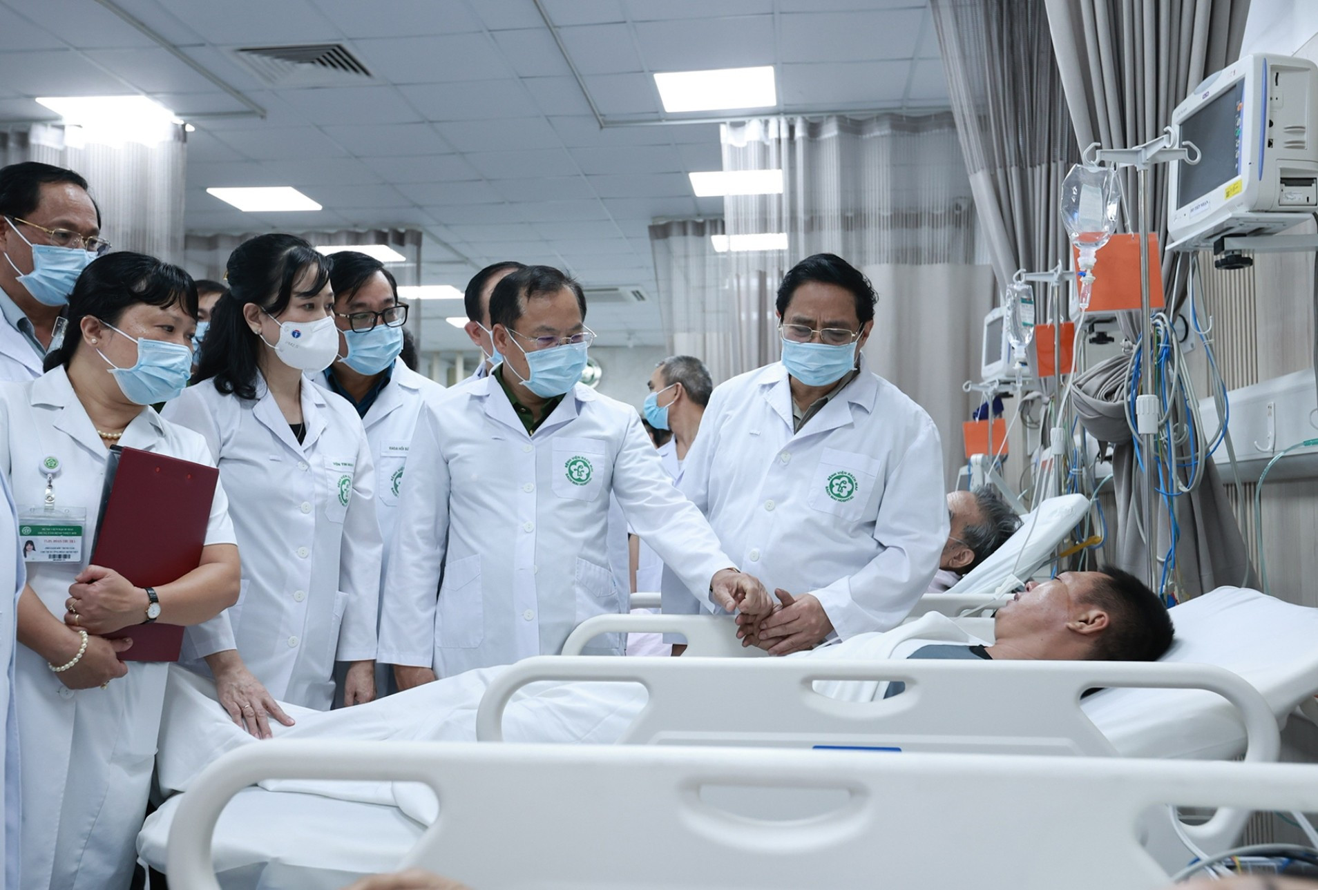 Minh Chinh visita a los desafortunados pacientes del hospital y anima a sus familias. Minh Chinh visita a los desafortunados pacientes del hospital y anima a sus familias.