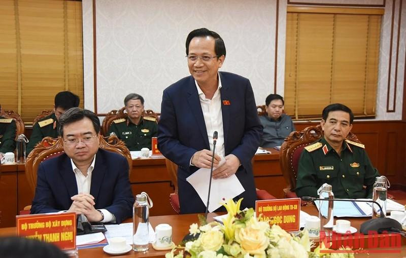 El ministro de Trabajo, Inválidos y Asuntos Sociales, Dao Ngoc Dung habla en la cita.