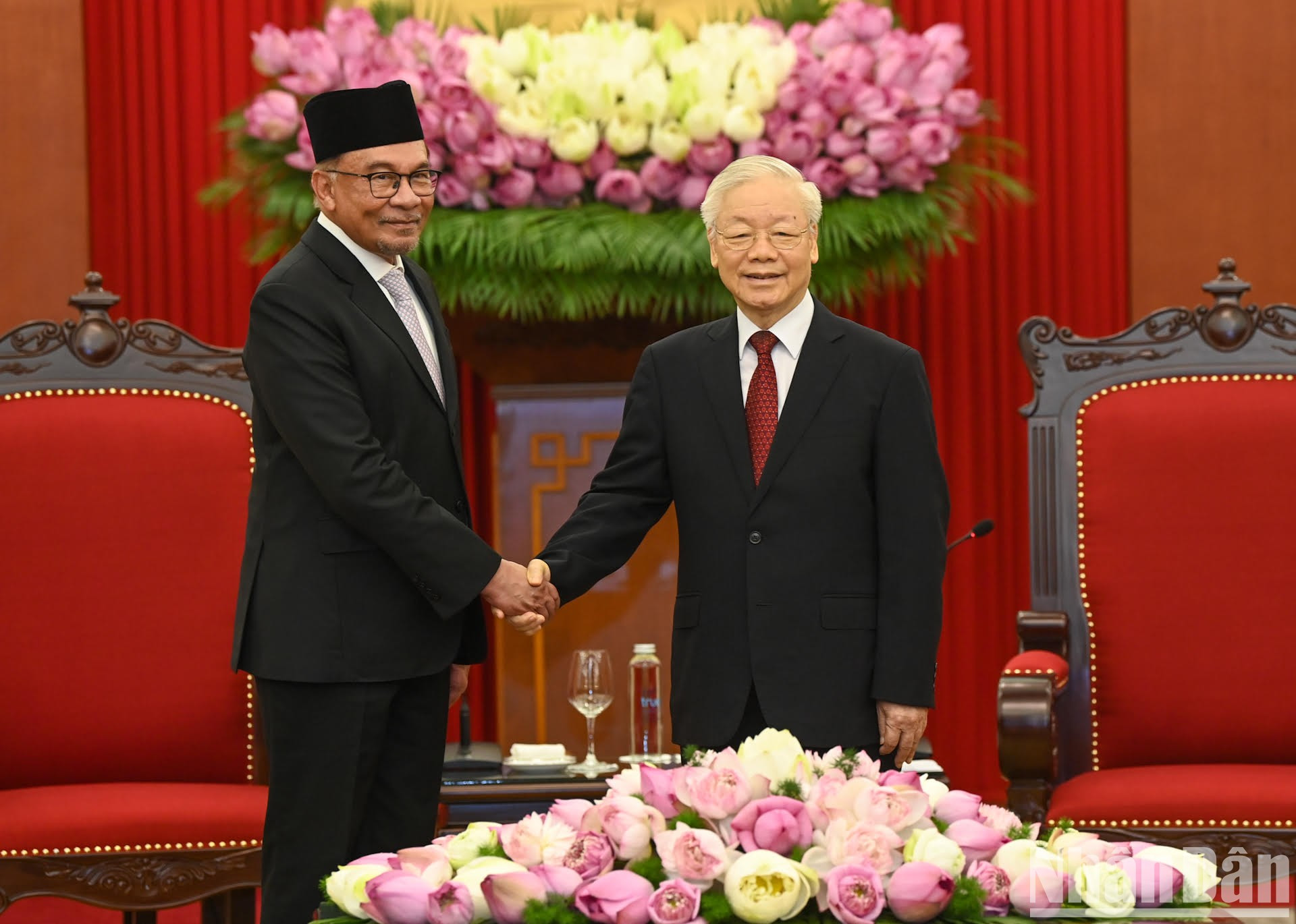 El secretario general del PCV, Nguyen Phu Trong, y el primer ministro de Malasia, Anwar Ibrahim.