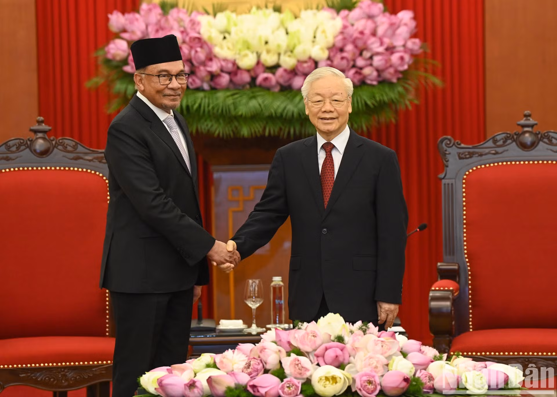 El secretario general del PCV, Nguyen Phu Trong, y el primer ministro de Malasia, Anwar Ibrahim.