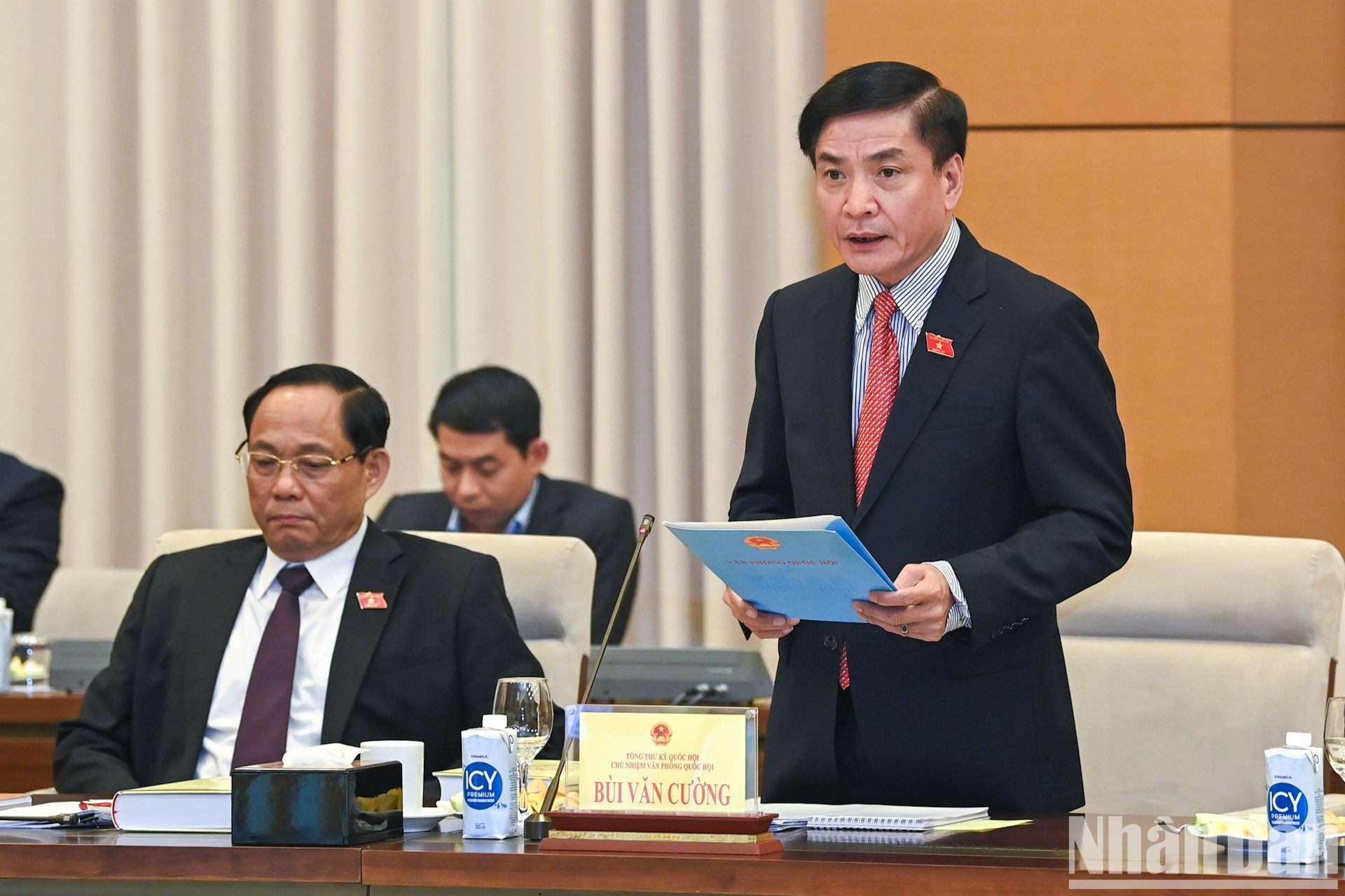 Bui Van Cuong, secretario general y jefe de la Oficina de la Asamblea Nacional, interviene en la cita.
