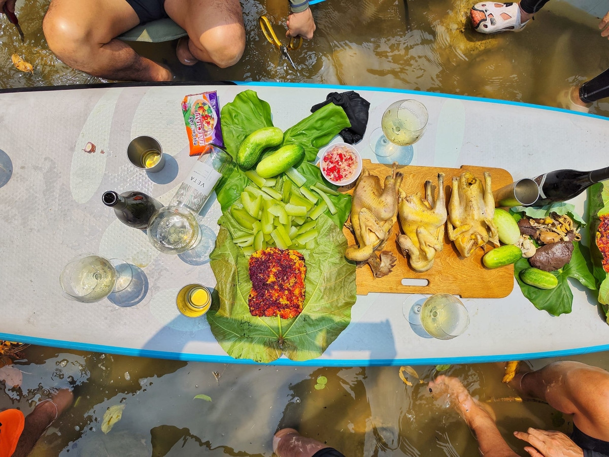 Para prepararse para el viaje, Duc Trung trajo una carpa, mesas y sillas, una estufa, café y otros artículos necesarios. Para prepararse para el viaje, Duc Trung trajo una carpa, mesas y sillas, una estufa, café y otros artículos necesarios.