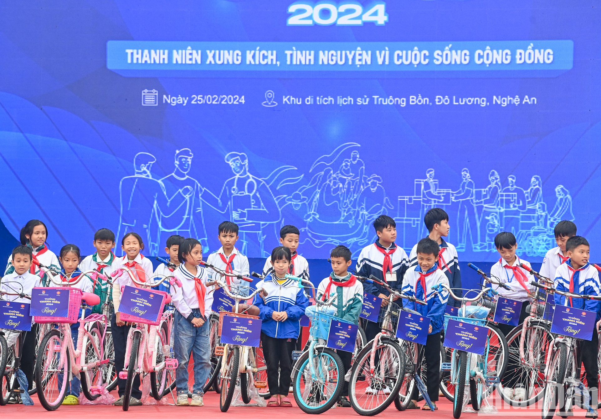 Los estudiantes con circunstancias difíciles reciben obsequios del programa.