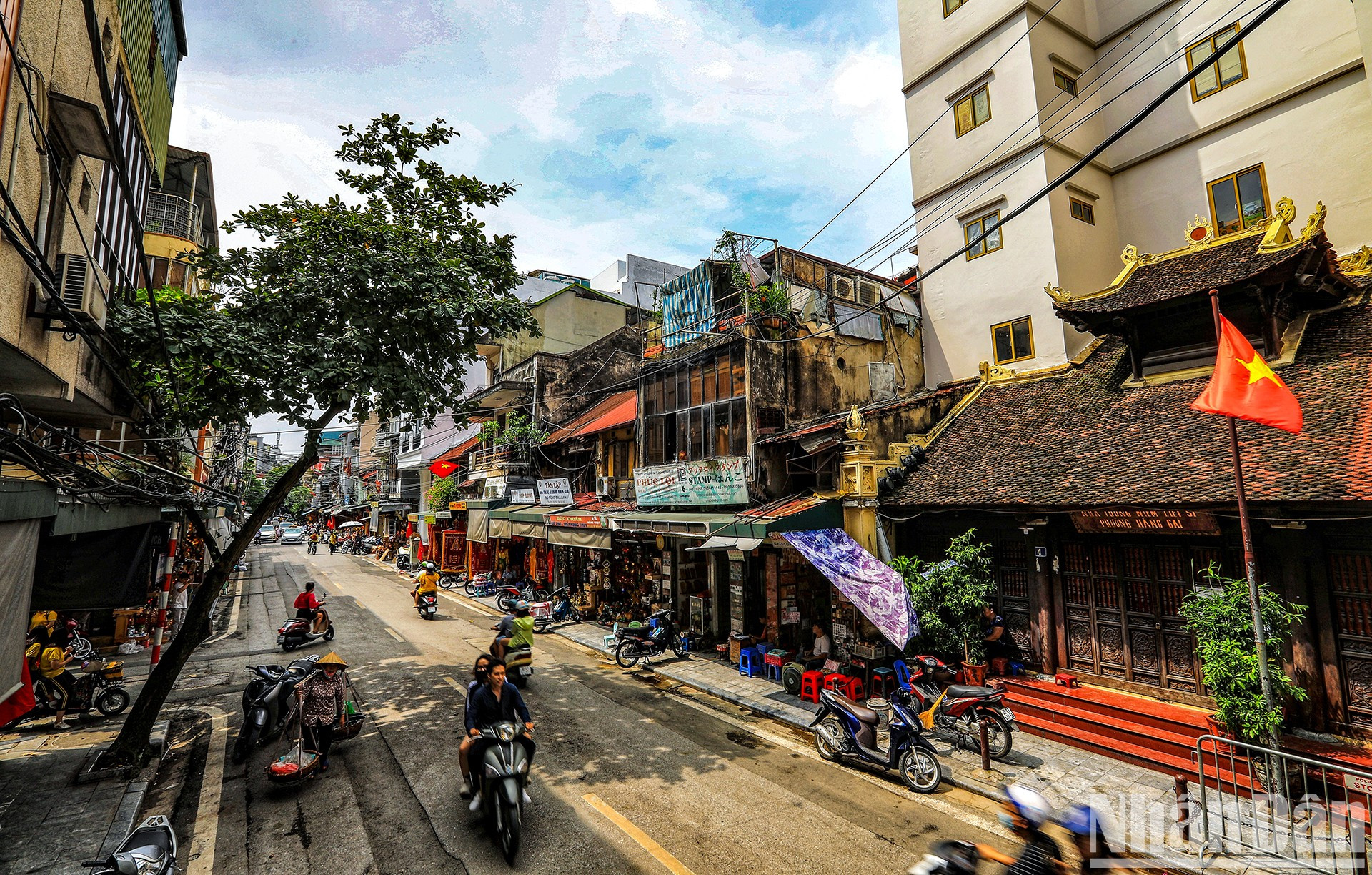 Desde esta perspectiva pueden verse las casas antiguas con techos inclinados de tejas, entretejidas con casas modernas de hormigón en la calle Hang Quat. Desde esta perspectiva pueden verse las casas antiguas con techos inclinados de tejas, entretejidas con casas modernas de hormigón en la calle Hang Quat.