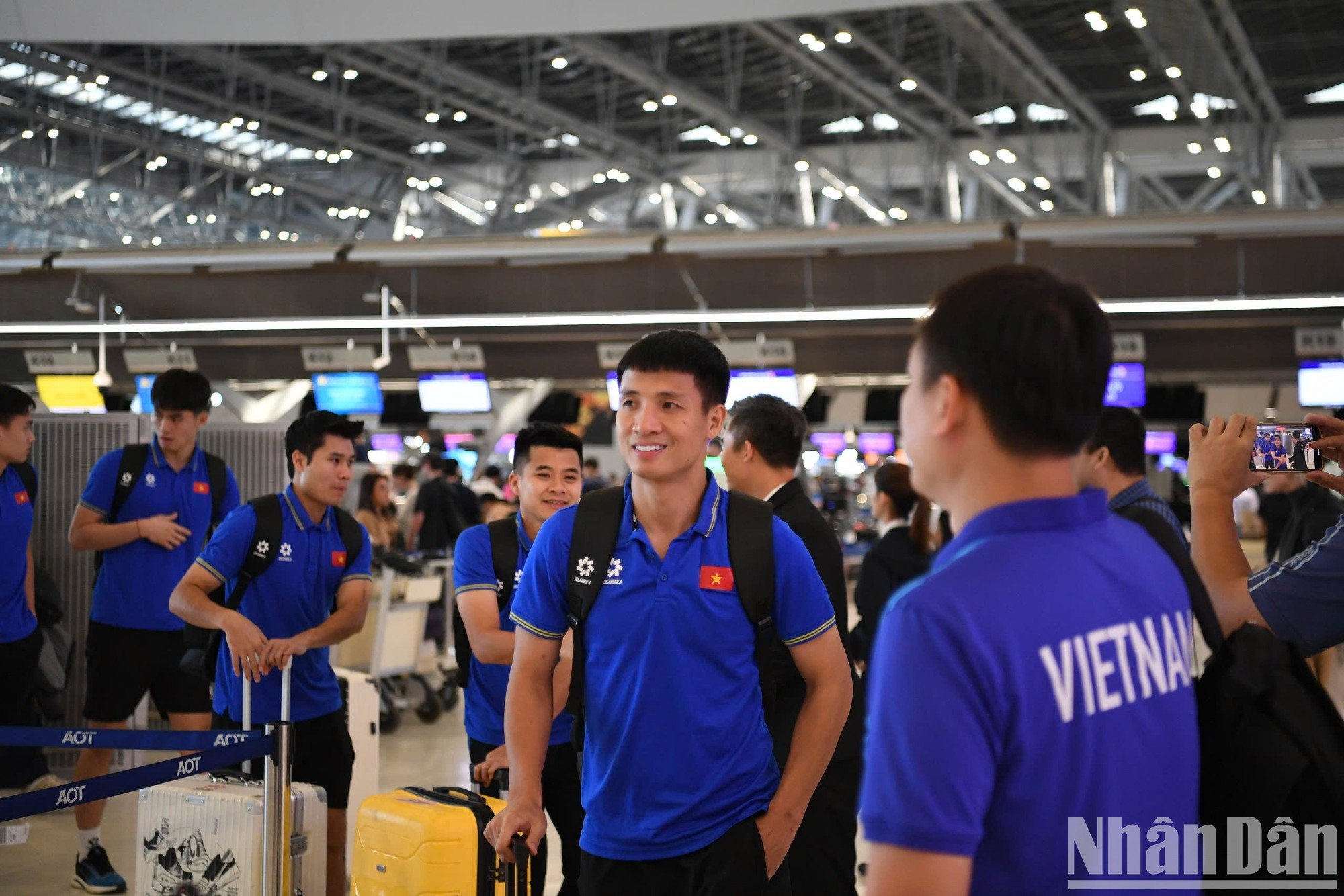El defensa Bui Tien Dung con sus compañeros. El defensa Bui Tien Dung con sus compañeros.