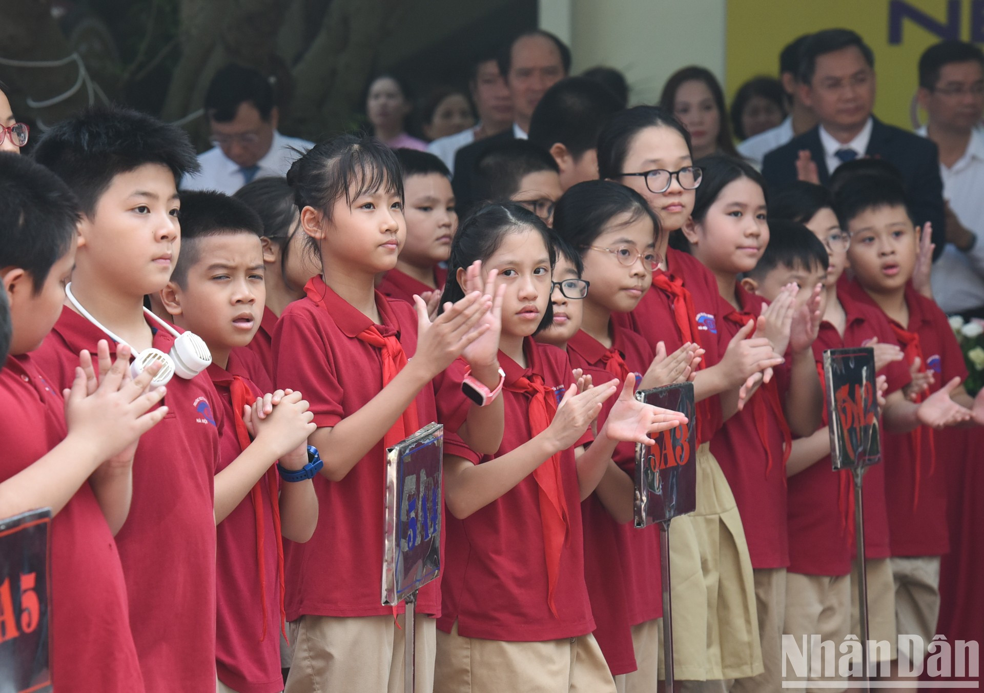 Estudiantes de la escuela en la ceremonia. Estudiantes de la escuela en la ceremonia.