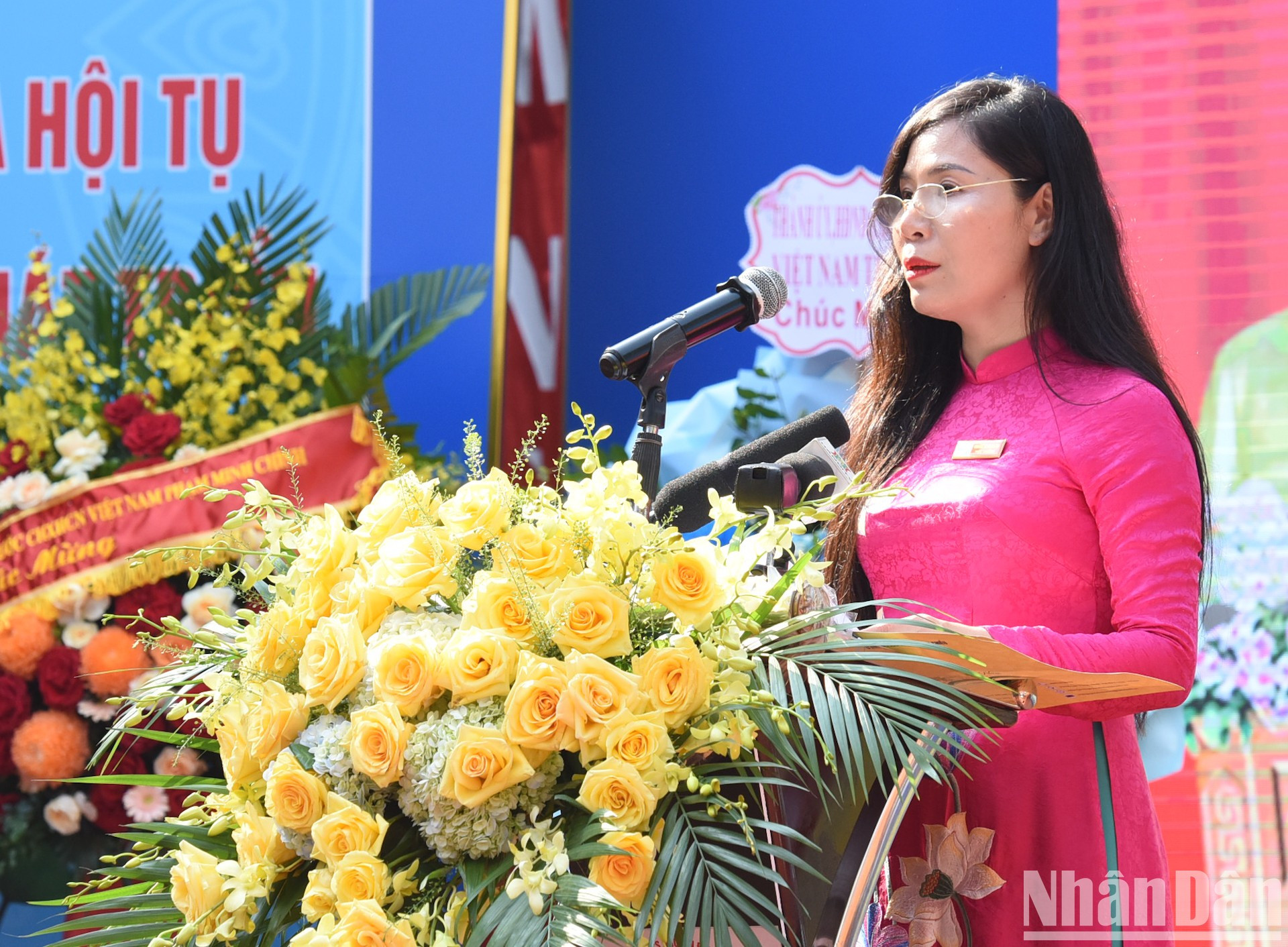 La directora de la escuela Nguyen Dinh Chieu, Nguyen Thi Tuyet Mai, habla en el evento. La directora de la escuela Nguyen Dinh Chieu, Nguyen Thi Tuyet Mai, habla en el evento.
