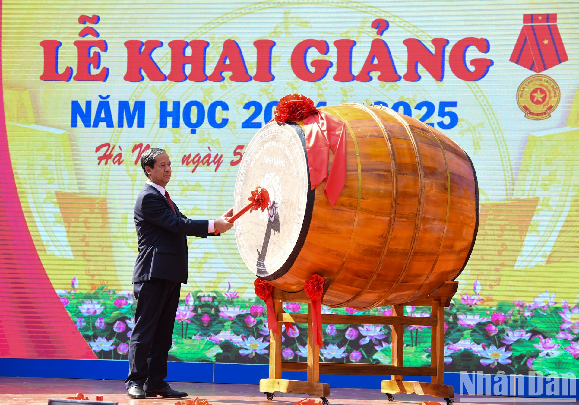 El ministro de Educación y Formación, Nguyen Kim Son, toca el tambor para inaugurar el nuevo año escolar. El ministro de Educación y Formación, Nguyen Kim Son, toca el tambor para inaugurar el nuevo año escolar.