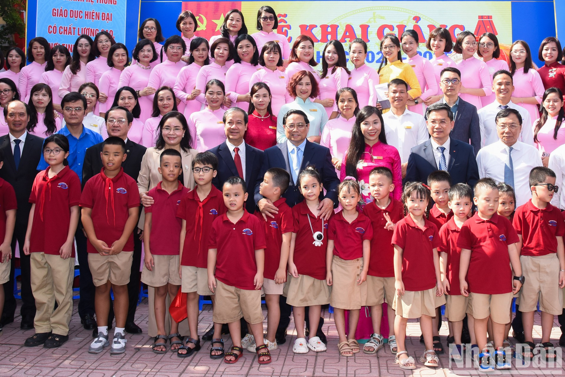Minh Chinh con docentes y estudiantes de la escuela. Minh Chinh con docentes y estudiantes de la escuela.