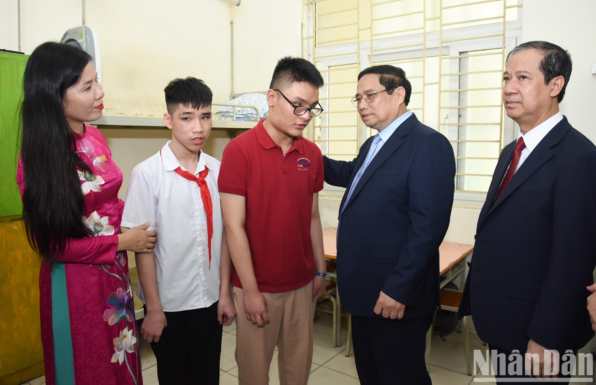 Minh Chinh anima a los estudiantes en circunstancias difíciles. Minh Chinh anima a los estudiantes en circunstancias difíciles.